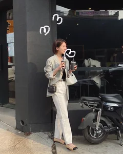 10 Youthful and Elegant Blazer Styling Ideas for Women Over 40 - image 8