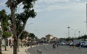 Cua Lo Beach Attracts Crowds of Tourists During the Holiday Season - image 1