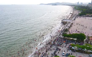 Cua Lo Beach Attracts Crowds of Tourists During the Holiday Season - image 6