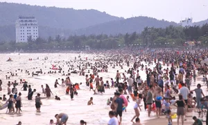 Cua Lo Beach Attracts Crowds of Tourists During the Holiday Season - image 7