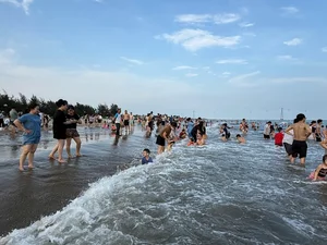 Cua Lo Beach Attracts Crowds of Tourists During the Holiday Season - image 2