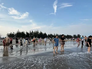 Cua Lo Beach Attracts Crowds of Tourists During the Holiday Season - image 5