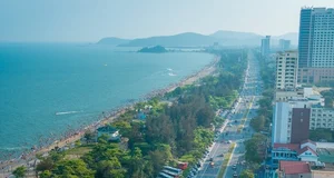 Cua Lo Beach Attracts Crowds of Tourists During the Holiday Season - image 8