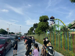 Cua Lo Beach Attracts Crowds of Tourists During the Holiday Season - image 0