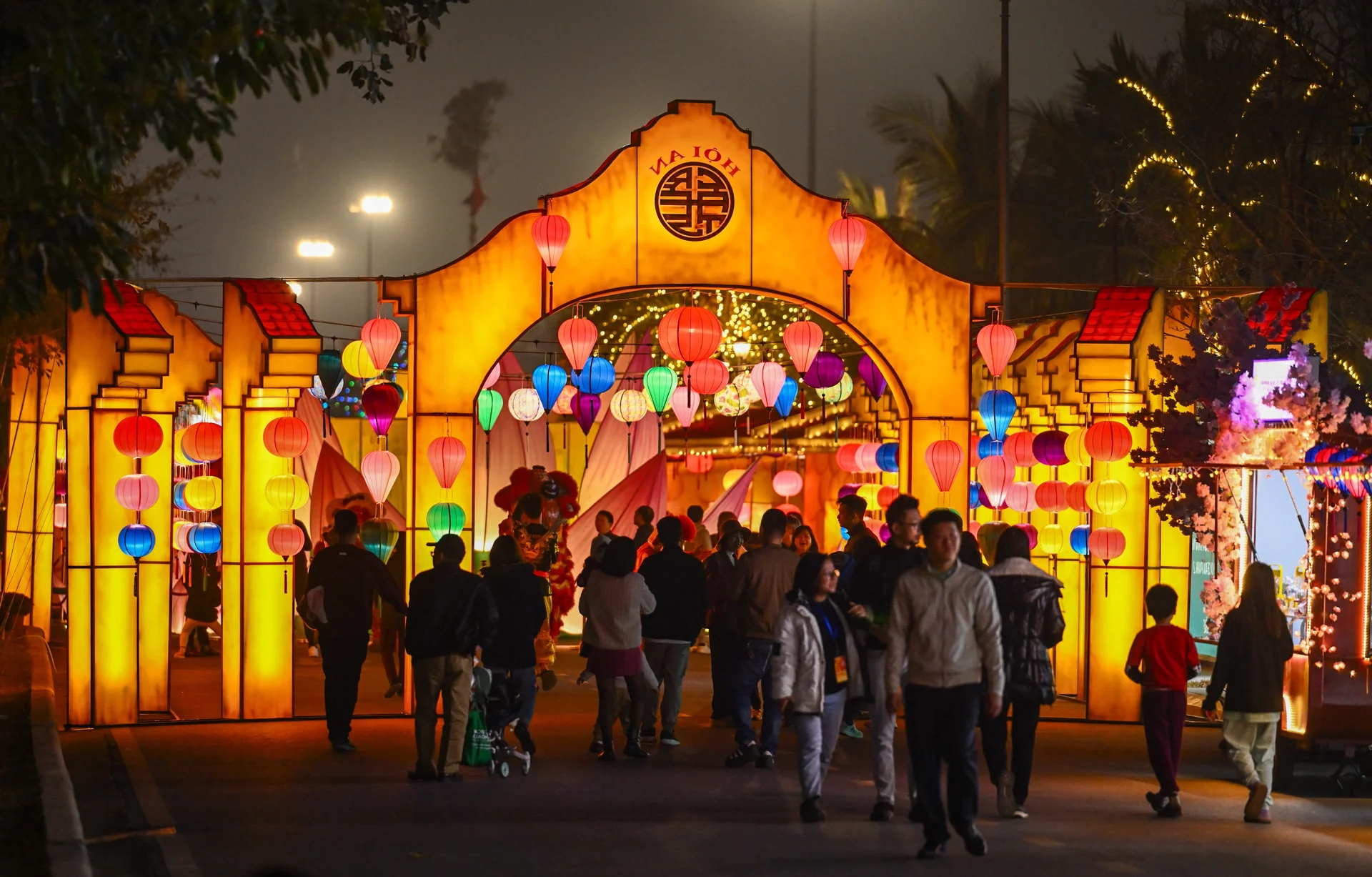 Stunning 70m Giant Lantern Leaves Japanese Visitors in Awe of Vietnamese Creativity