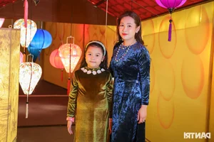 Stunning 70m Giant Lantern Leaves Japanese Visitors in Awe of Vietnamese Creativity - image 11