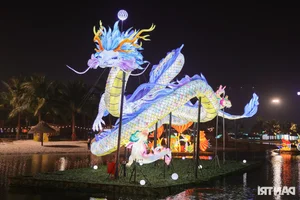 Stunning 70m Giant Lantern Leaves Japanese Visitors in Awe of Vietnamese Creativity - image 1