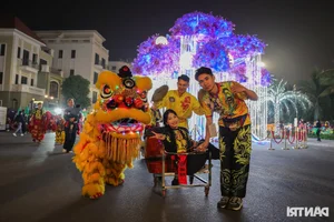 Stunning 70m Giant Lantern Leaves Japanese Visitors in Awe of Vietnamese Creativity - image 6