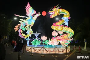 Stunning 70m Giant Lantern Leaves Japanese Visitors in Awe of Vietnamese Creativity - image 8