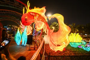 Stunning 70m Giant Lantern Leaves Japanese Visitors in Awe of Vietnamese Creativity - image 7