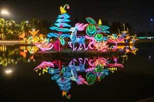 Stunning 70m Giant Lantern Leaves Japanese Visitors in Awe of Vietnamese Creativity - image 9