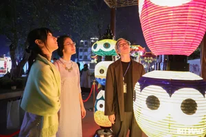 Stunning 70m Giant Lantern Leaves Japanese Visitors in Awe of Vietnamese Creativity - image 4