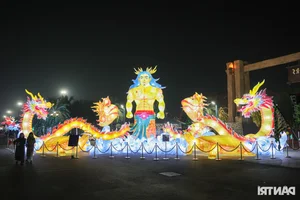Stunning 70m Giant Lantern Leaves Japanese Visitors in Awe of Vietnamese Creativity - image 10