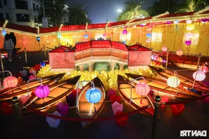 Stunning 70m Giant Lantern Leaves Japanese Visitors in Awe of Vietnamese Creativity - image 3