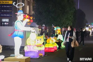 Stunning 70m Giant Lantern Leaves Japanese Visitors in Awe of Vietnamese Creativity - image 2