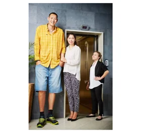 Rising Giants: The Top 10 Tallest People in Human History - image 3