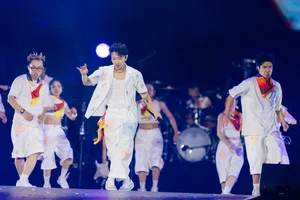 Hoang Dung Delivers an Unforgettable Performance for 10,000 Fans - image 5