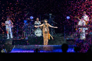 Hoang Dung Delivers an Unforgettable Performance for 10,000 Fans - image 2