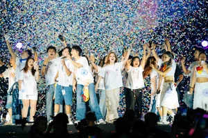 Hoang Dung Delivers an Unforgettable Performance for 10,000 Fans - image 1