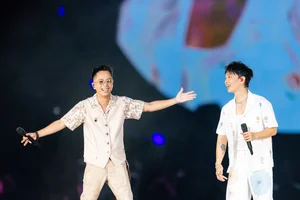 Hoang Dung Delivers an Unforgettable Performance for 10,000 Fans - image 6