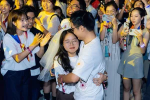 Hoang Dung Delivers an Unforgettable Performance for 10,000 Fans - image 9