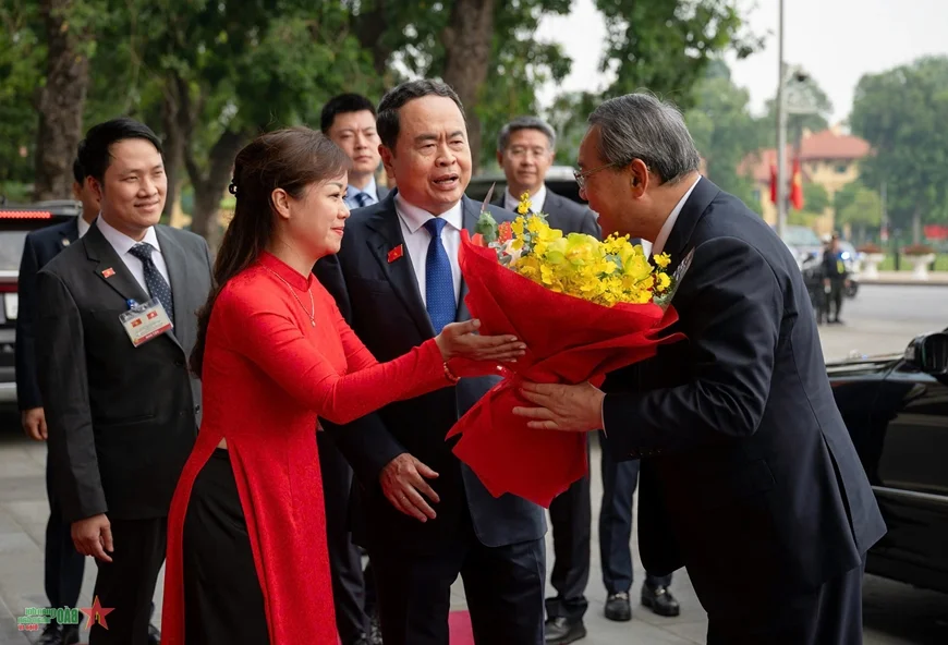 Chairman of the National Assembly Tran Thanh Man Meets with Chinese Premier