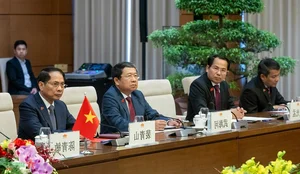 Chairman of the National Assembly Tran Thanh Man Meets with Chinese Premier - image 1