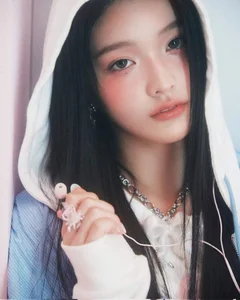 Rosé of BlackPink and Rookie Group ILLIT Mesmerize K-Pop Fans with Stunning Visuals - image 21