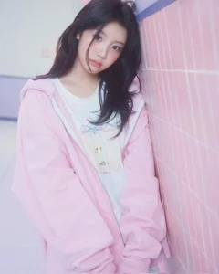 Rosé of BlackPink and Rookie Group ILLIT Mesmerize K-Pop Fans with Stunning Visuals - image 15