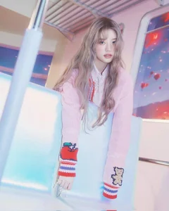 Rosé of BlackPink and Rookie Group ILLIT Mesmerize K-Pop Fans with Stunning Visuals - image 3