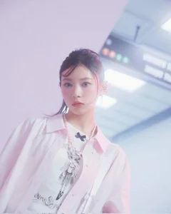 Rosé of BlackPink and Rookie Group ILLIT Mesmerize K-Pop Fans with Stunning Visuals - image 6