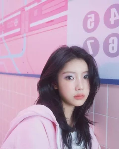 Rosé of BlackPink and Rookie Group ILLIT Mesmerize K-Pop Fans with Stunning Visuals - image 10