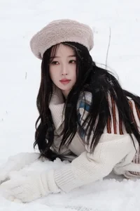 Esther Yu Enchants Fans with Stunning Snow Princess Fashion Look - image 7