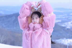 Esther Yu Enchants Fans with Stunning Snow Princess Fashion Look - image 10
