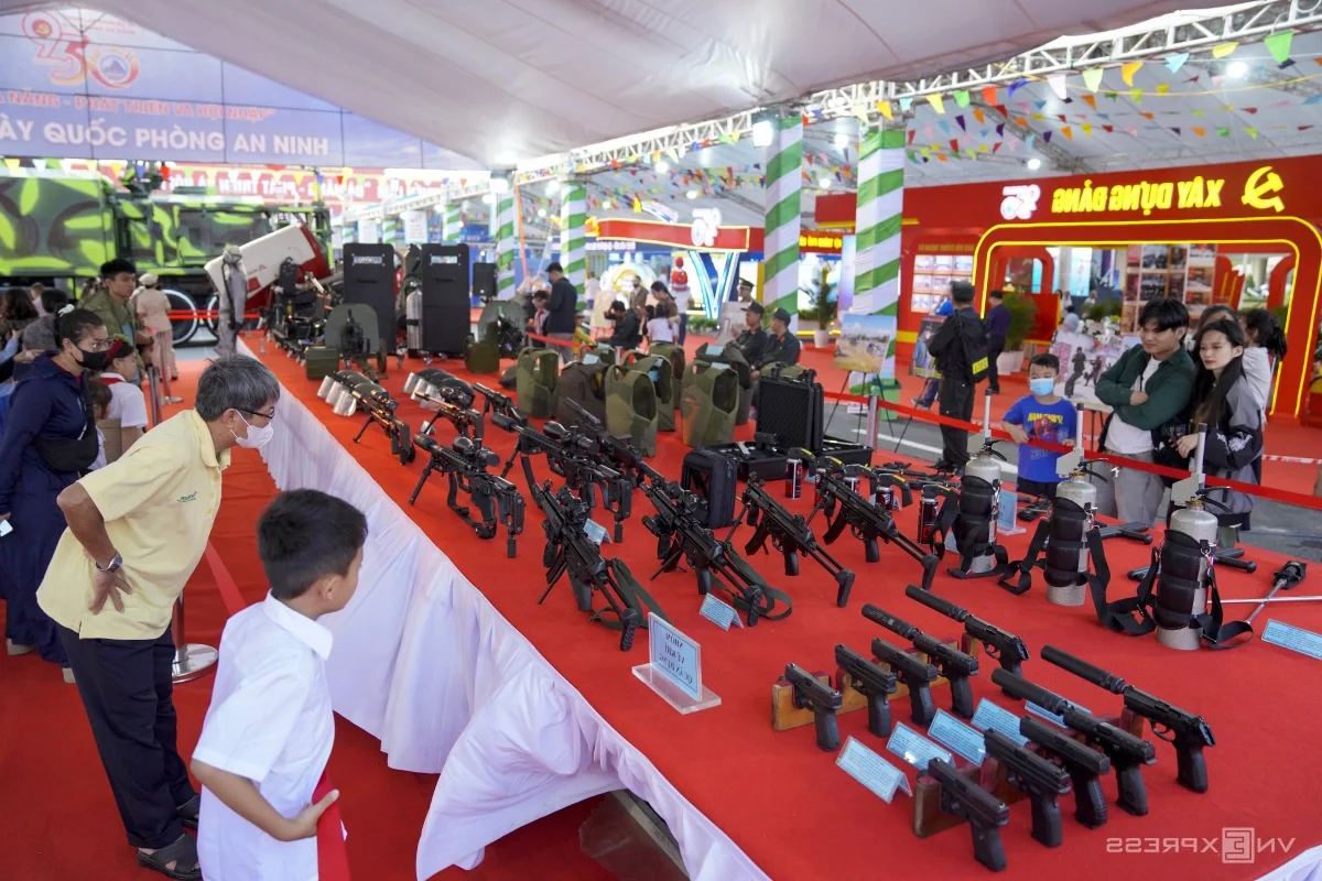 Exploring Modern and Historical Firearms at the Da Nang Defense and Security Exhibition