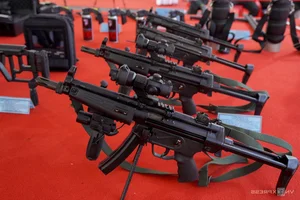 Exploring Modern and Historical Firearms at the Da Nang Defense and Security Exhibition - image 2