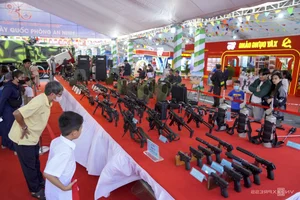 Exploring Modern and Historical Firearms at the Da Nang Defense and Security Exhibition - image 0