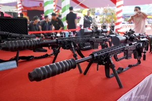 Exploring Modern and Historical Firearms at the Da Nang Defense and Security Exhibition - image 5