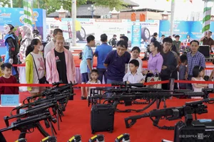 Exploring Modern and Historical Firearms at the Da Nang Defense and Security Exhibition - image 6