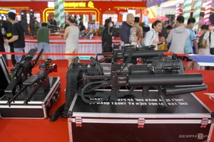 Exploring Modern and Historical Firearms at the Da Nang Defense and Security Exhibition - image 4