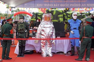 Exploring Modern and Historical Firearms at the Da Nang Defense and Security Exhibition - image 1