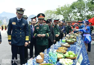 Vietnam and China Defense Ministers Visit Chu Lien Village to Promote Cultural Diplomacy - image 0