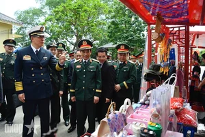 Vietnam and China Defense Ministers Visit Chu Lien Village to Promote Cultural Diplomacy - image 6