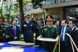 Vietnam and China Defense Ministers Visit Chu Lien Village to Promote Cultural Diplomacy - image 10