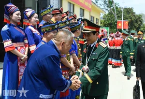 Vietnam and China Defense Ministers Visit Chu Lien Village to Promote Cultural Diplomacy - image 8