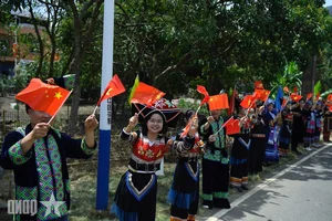 Vietnam and China Defense Ministers Visit Chu Lien Village to Promote Cultural Diplomacy - image 1