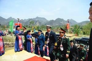 Vietnam and China Defense Ministers Visit Chu Lien Village to Promote Cultural Diplomacy - image 4