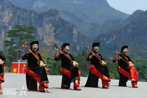 Vietnam and China Defense Ministers Visit Chu Lien Village to Promote Cultural Diplomacy - image 12