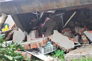 Tragic House Collapse in Hoa Binh: Rescue Operations for Five Family Members - image 3