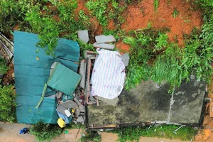 Tragic House Collapse in Hoa Binh: Rescue Operations for Five Family Members - image 7